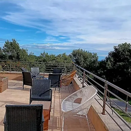 Hébergement de vacances Maison de vacances 12 chambres et piscine Colognac
